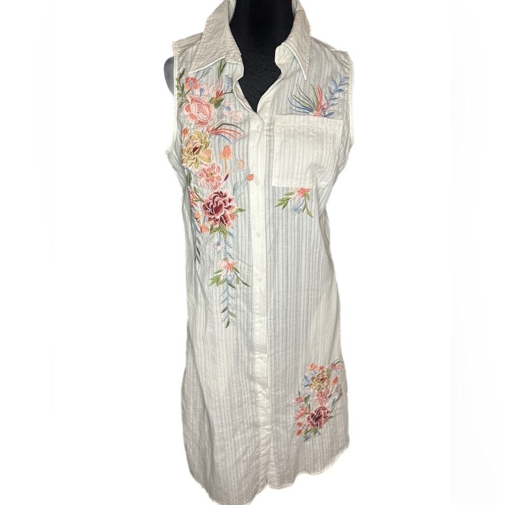 Paparazzi Floral Embroidered Button Down Dress size M